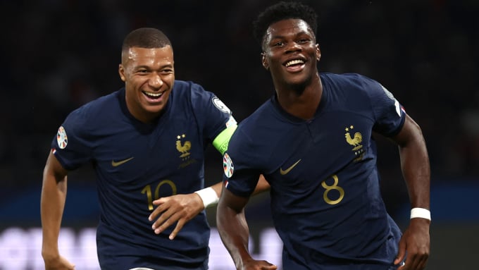 Mbappe (left) celebrates Tchouameni's opening goal in the France - Ireland match on the evening of September 7. Photo: LP