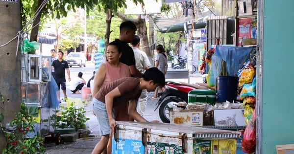 La gente apoya a las autoridades en la señalización y demarcación de aceras para peatones