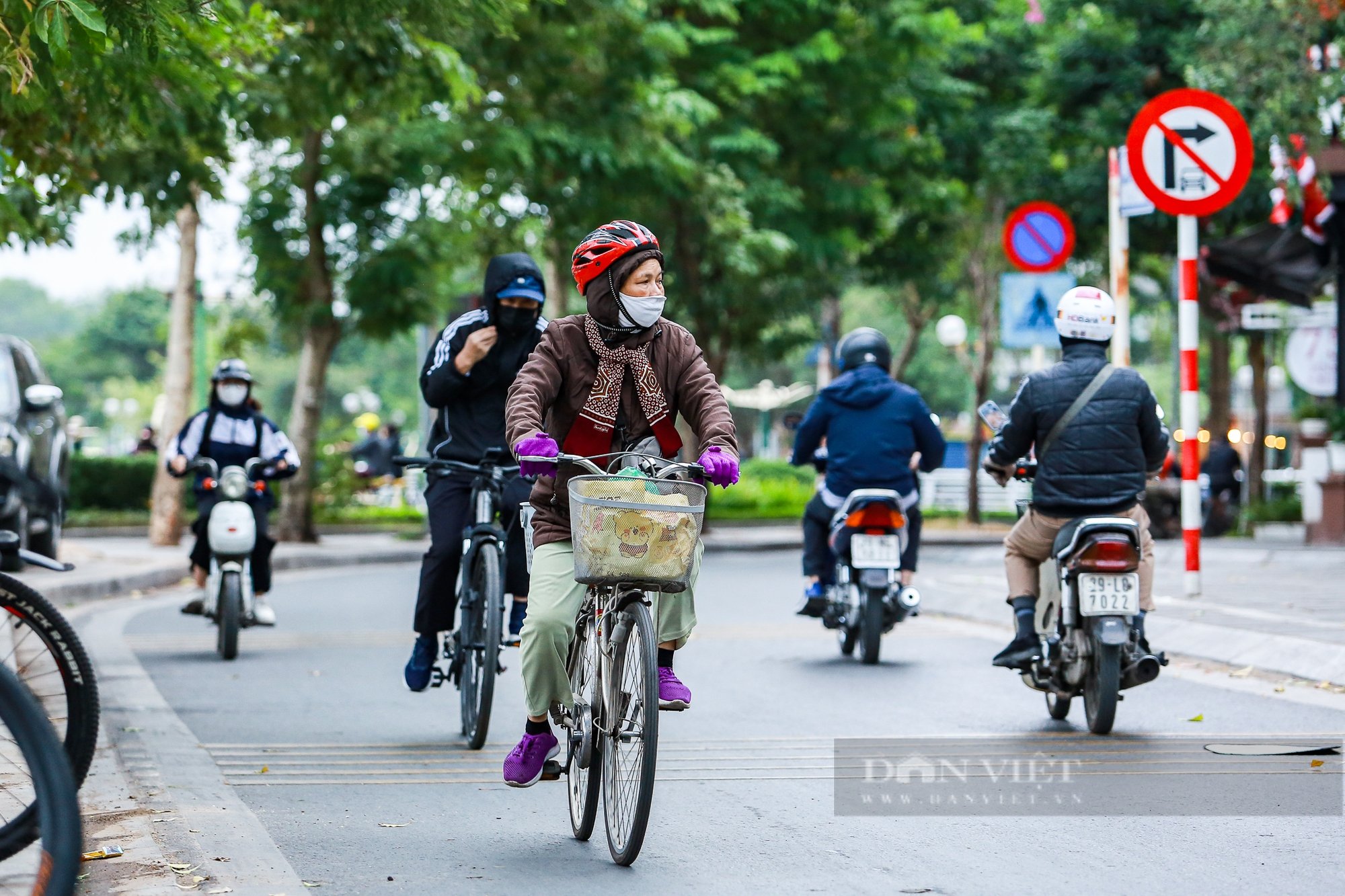 Không khí lạnh tăng cường, người dân Hà Nội trùm kín mặt, co ro đi làm trong gió lạnh - Ảnh 4.