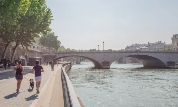 Die Pariser joggen oft entlang der Seine, um sich körperlich zu betätigen.