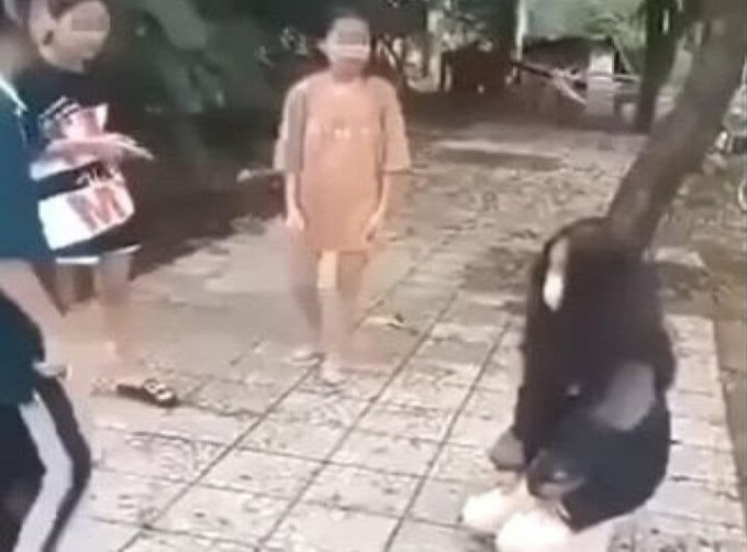طالبة تجبر على الركوع بعد تعرضها للضرب. صورة مقطوعة من الفيديو