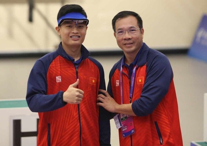 Pham Quang Huy and coach Hoang Xuan Vinh (Photo: Phan Phan)