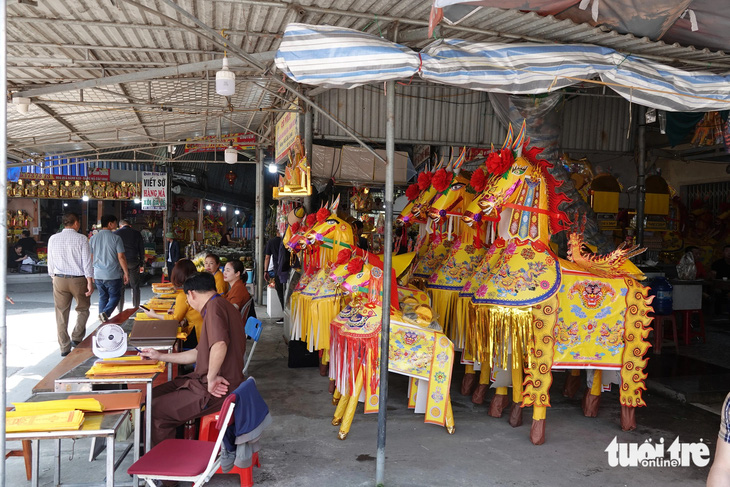 Dịp lễ Tết, lượng du khách đổ về đền càng đông hơn ngày thường gấp nhiều lần khiến cho không gian ở khu vực đền trở nên tấp nập - Ảnh: LÊ MINH