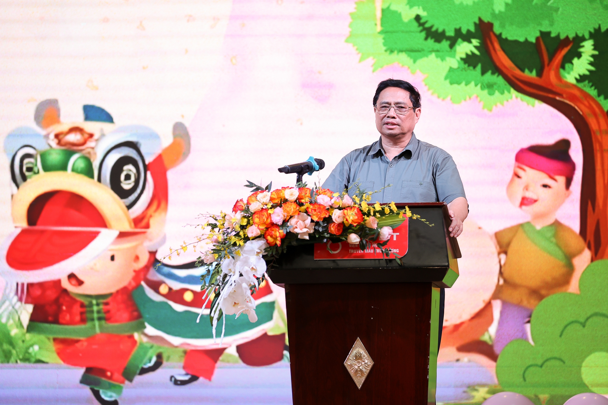 El primer ministro Pham Minh Chinh anima y dona regalos a pacientes pediátricos con motivo del Festival del Medio Otoño 2023 (foto 1)