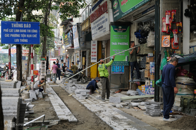 The sidewalk of Giang Vo street (going to the center) in Dong Da district is being paved with natural stone. Photo: Ngoc Thanh