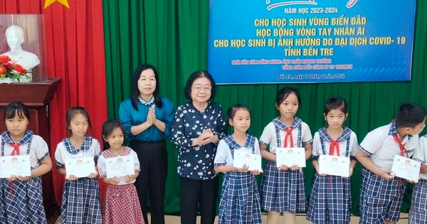 Awarding scholarships to students in coastal areas of Ben Tre