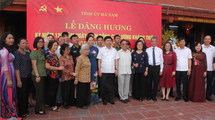 The Standing Committee of Ha Nam Provincial Party Committee took a souvenir photo with relatives of comrade Luong Khanh Thien. Photo: Ha Nam Portal