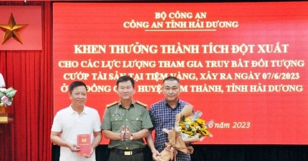 Thưởng nóng các lực lượng truy bắt 2 tên cướp tiệm vàng ở Hải Dương