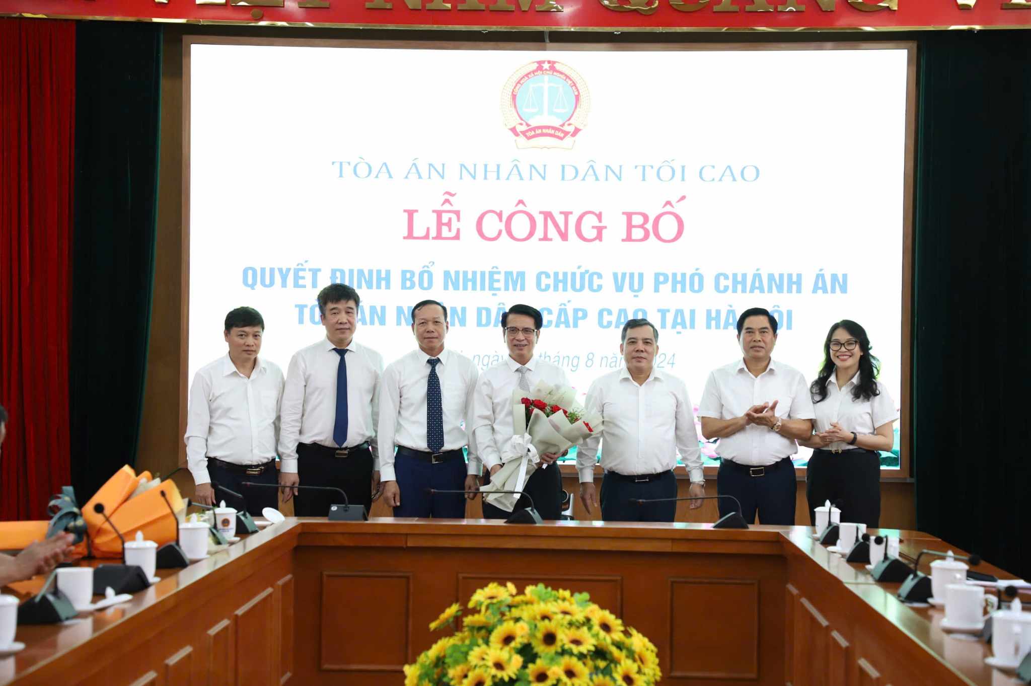 Tân Phó Chánh án Đinh Ngọc Huân (giữa) nhận hoa và chúc mừng. Ảnh: N.Anh