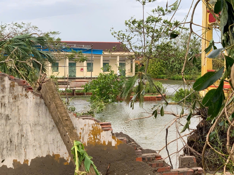 L'école primaire de Tien Thang, dans le district de Tien Lang, a été gravement endommagée après la tempête. Photo : Vinh Quan