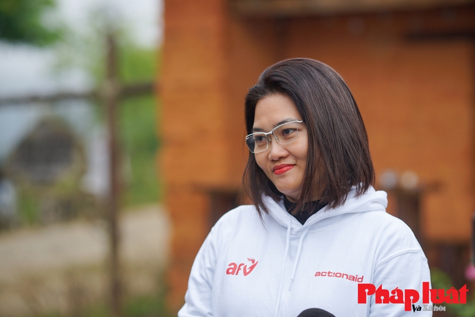 นาง Hoang Phuong Thao หัวหน้าผู้แทน ActionAid International ในเวียดนาม แบ่งปันประสิทธิภาพของโมเดลดังกล่าว ทรงกลมควบคุมน้ำท่วม, ไฟโซล่าเซลล์ในชุมชน ตุงวายมี เพื่อผลลัพธ์ที่เป็นรูปธรรม ภาพโดย : ข่านห์ ฮุย