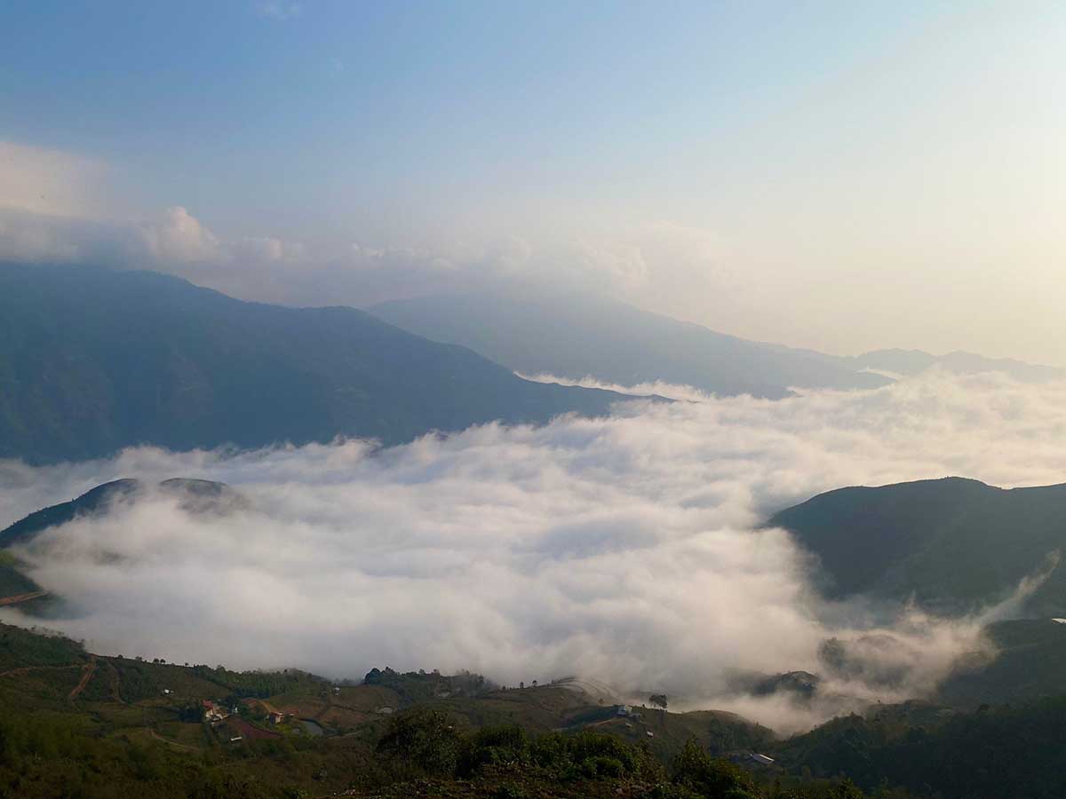 大峡を訪れる多くの観光客は、雲を眺めながらコーヒーショップで雄大な山々のパノラマビューを楽しむことができます。ここで訪問者はチェックインし、印象的な「バーチャルライフ」の写真を撮ることもできます。