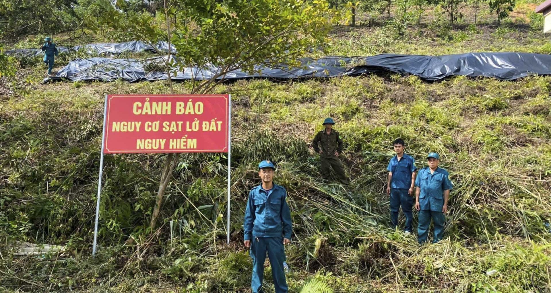 De longues fissures apparaissent sur la colline, Bac Giang évacue d'urgence 30 ménages