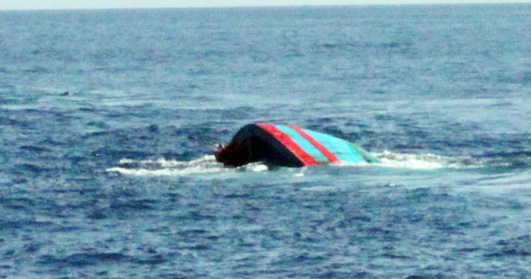 Rechtzeitige Rettung von 5 Seeleuten, deren Schiff auf See in Ca Mau gesunken ist