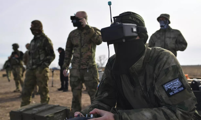 ロシア軍兵士が2023年11月にザポリージャ県でドローン操縦訓​​練を実施。写真：ロシア国防省