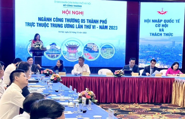 La vice-ministre Phan Thi Thang recommande 6 solutions pour 5 villes afin de développer l'industrie et le commerce