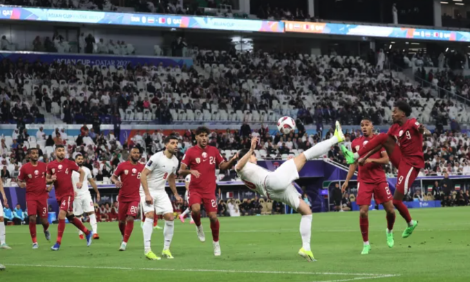 Azmoun sprang hoch, um den Ball zu haken, als er den ersten Treffer für den Iran erzielte. Foto: Al Jazeera