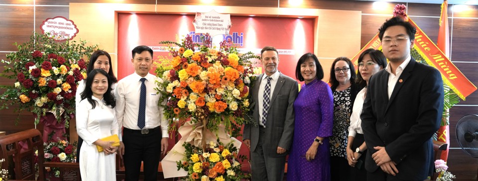 El embajador de Australia en Vietnam, Andrew Goledzinowski, presenta flores para felicitar al Periódico Económico y Urbano con motivo del aniversario del Día de la Prensa Revolucionaria de Vietnam, el 19 de junio de 2024. Foto de Thanh Hai