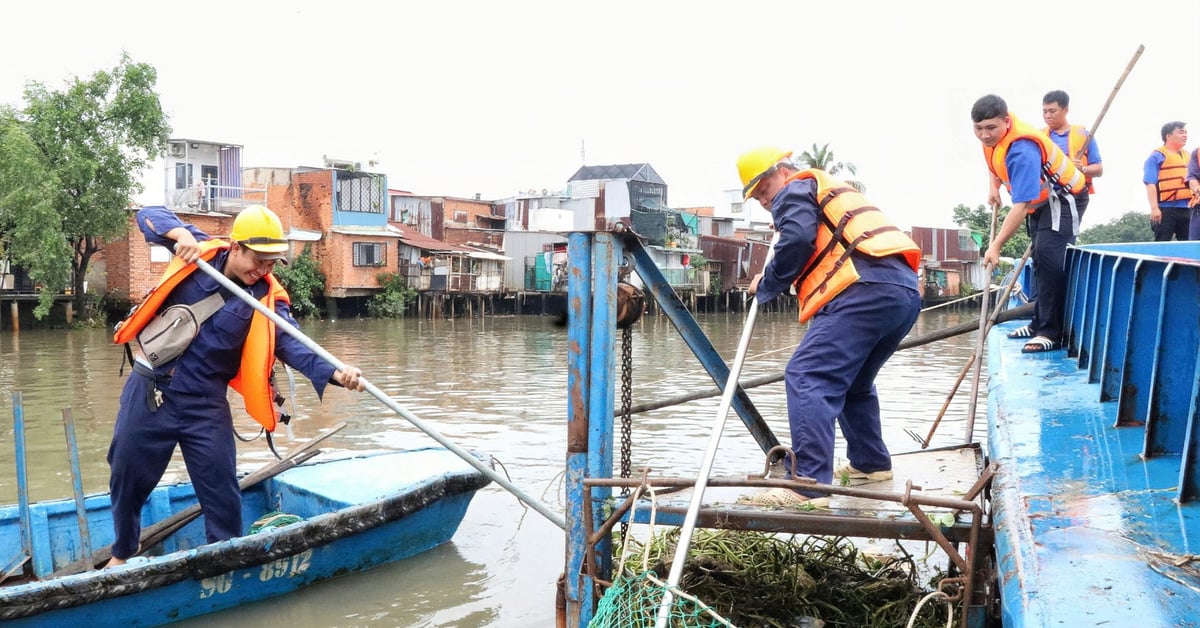 100 đoàn viên thu gom rác trên kênh Đôi, tặng áo phao cho bến đò