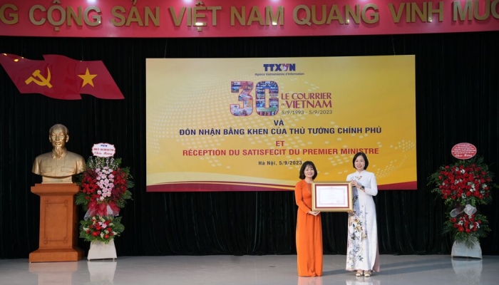 Báo Le Courrier du Vietnam đón nhận Bằng khen của Thủ tướng Chính phủ