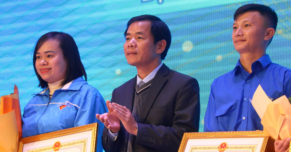 Thua Thien Hue leaders talk with young people, suggest no script needed