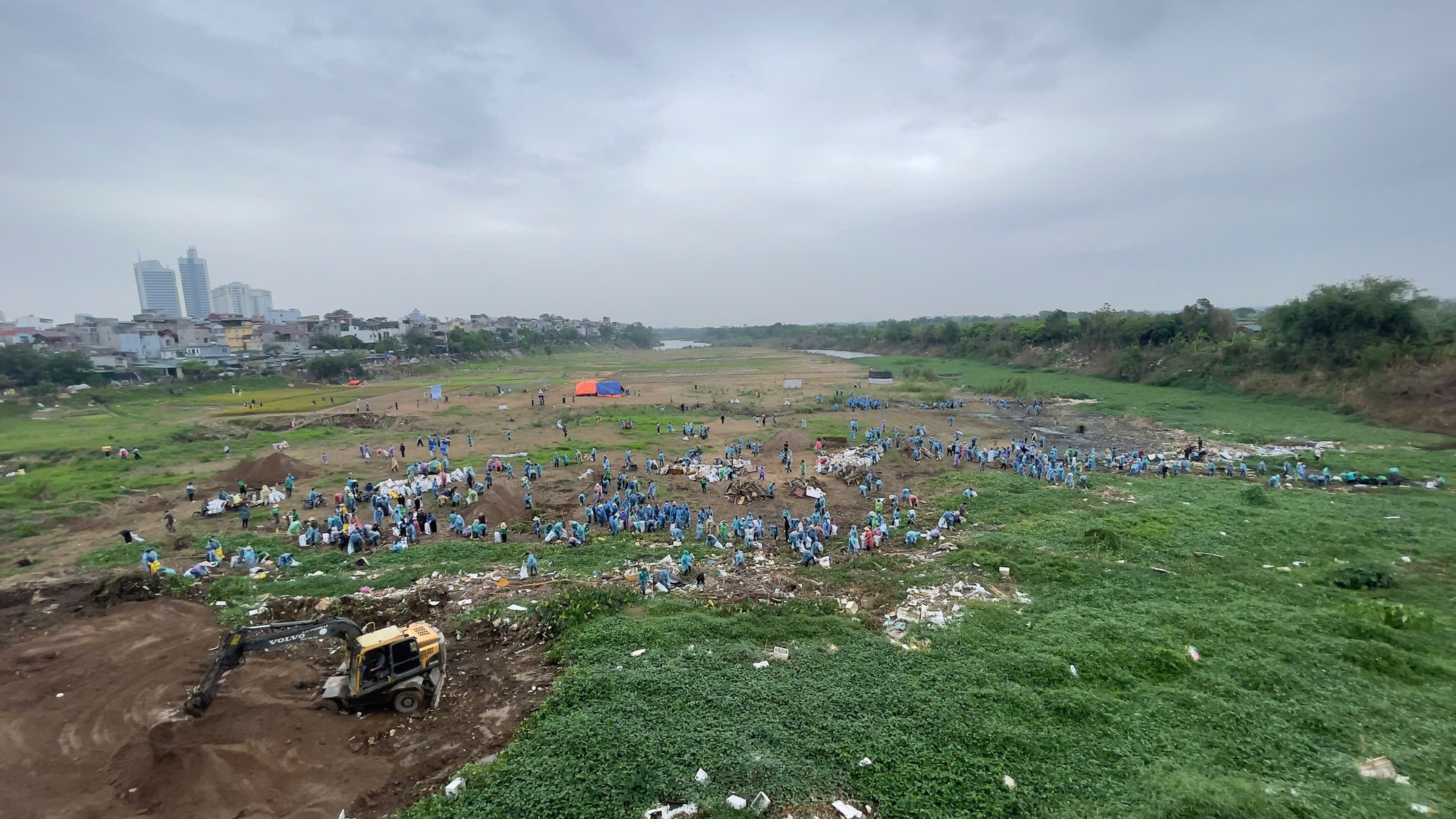 Cientos de personas desafiaron el viento y la lluvia para limpiar la basura a lo largo del Río Rojo, foto 2