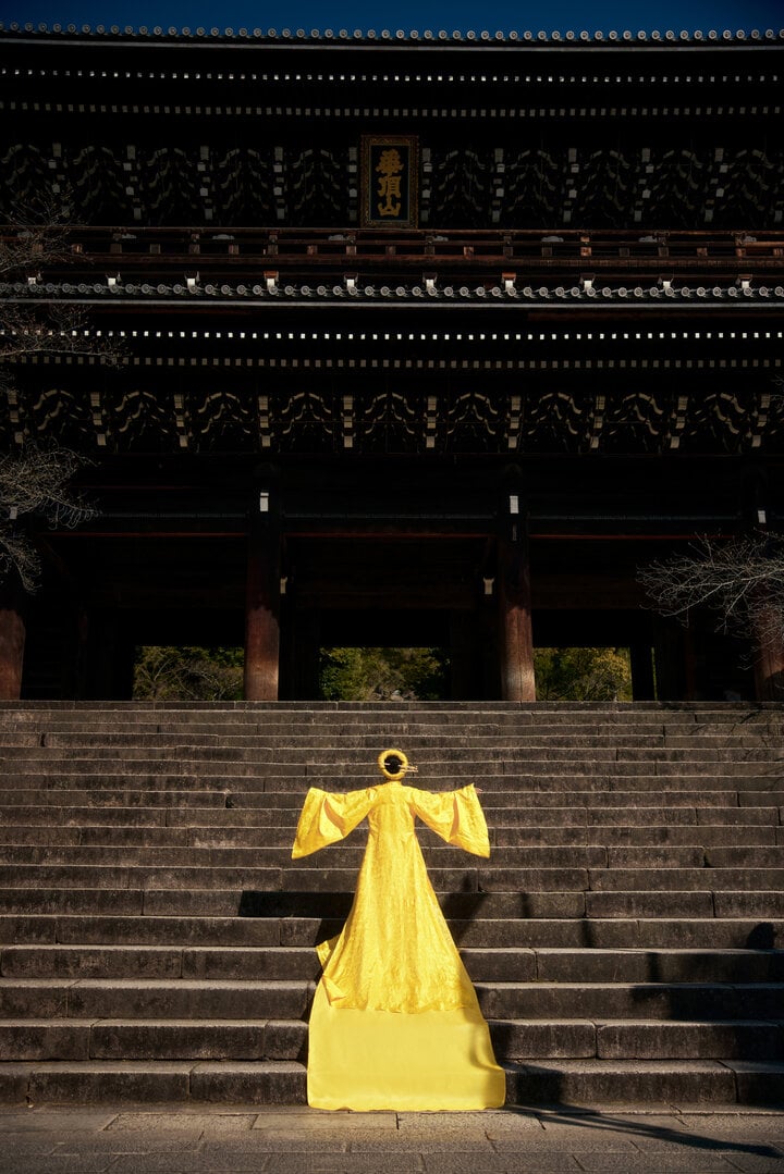 When arriving at the ancient Chion-in temple (Kyoto), Dinh Hien Anh wore a bright yellow traditional costume with a long skirt sweeping the ground and wide flared sleeves.