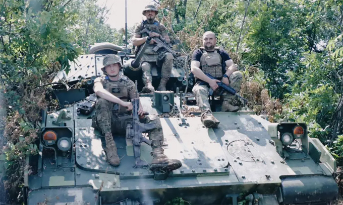 Soldados ucranianos se sientan en un vehículo blindado M2 Bradley en esta fotografía publicada el 19 de julio. Foto: Telegram/Hanna Maliar