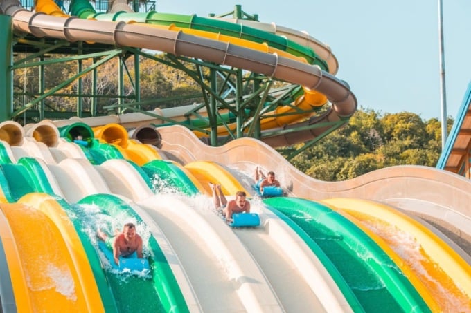 Du khách trải nghiệm tại công viên nước Aquatopia Water Park. Ảnh: Minh Tú