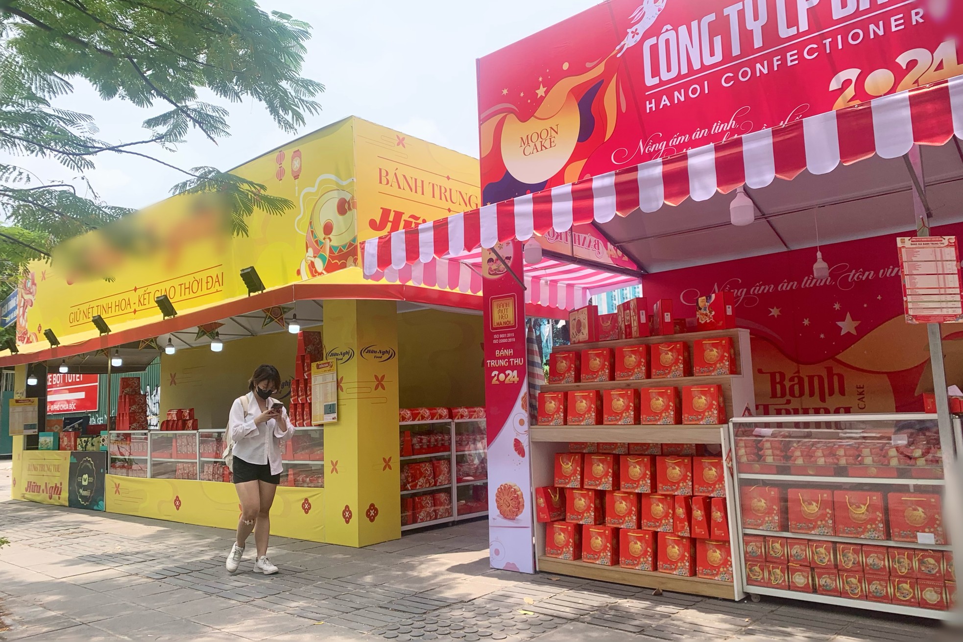 Mooncakes 'hit the streets' early, waiting for customers to buy photo 3