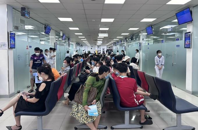 De nombreuses familles se rendent au système VNVC pour se faire vacciner contre les maladies de fin d'année. Photo : Moc Thao