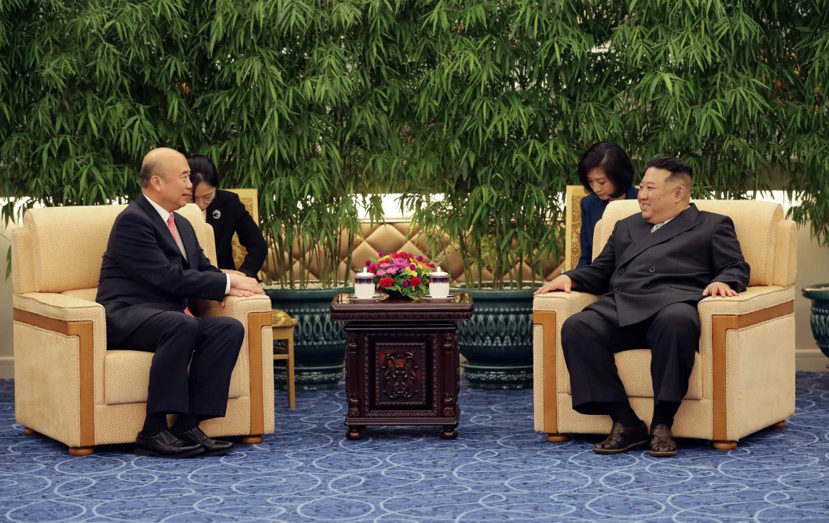 World - Mr. Kim Jong Un and his daughter attended the parade celebrating North Korea's national day (Photo 2).