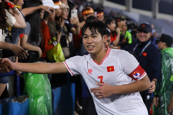 Le capitaine Viet Anh célèbre la réussite de l'équipe U17 du Vietnam.