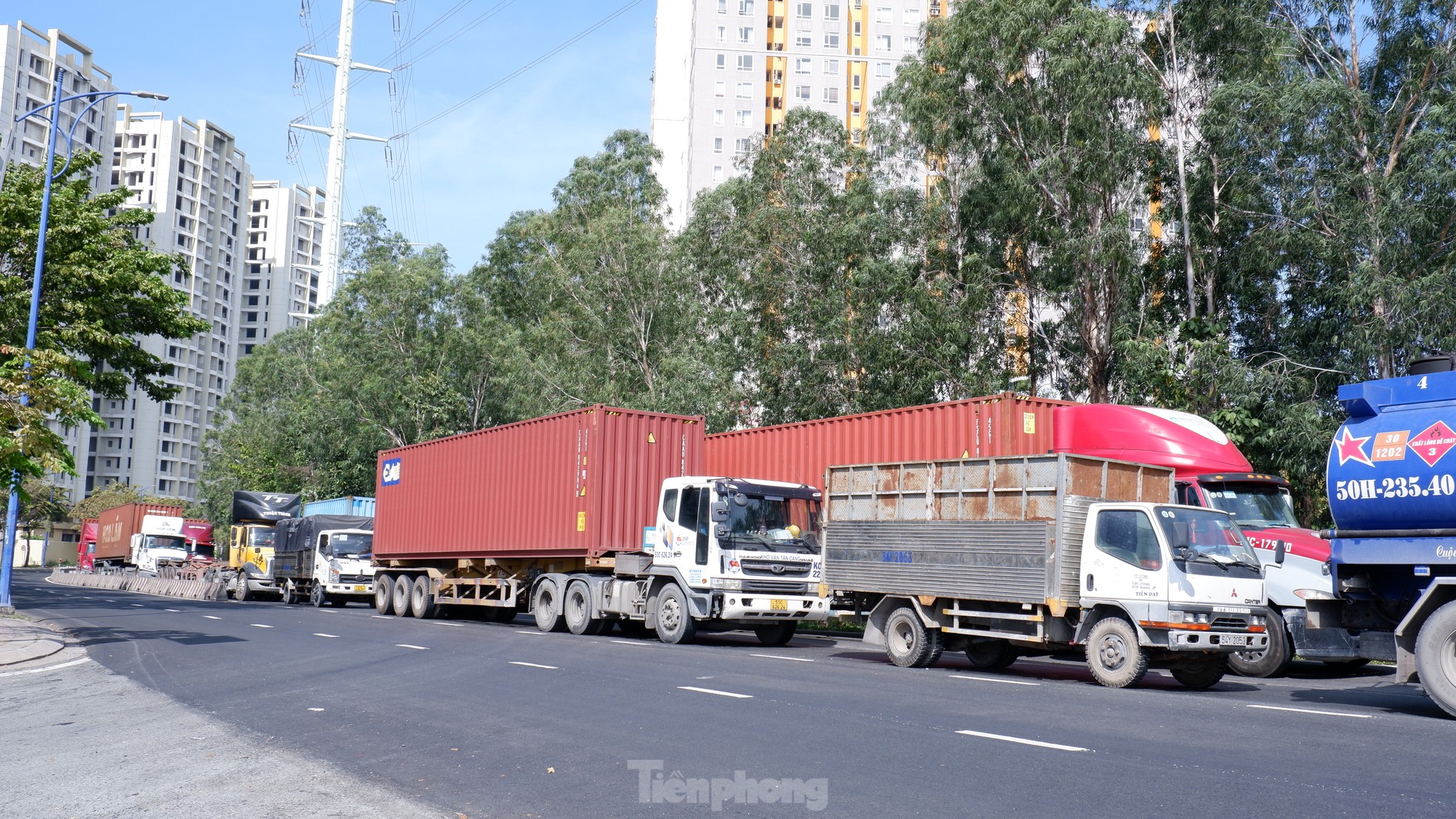 Long queue of trucks 'standing still' on the way to Cat Lai port, HCMC photo 4