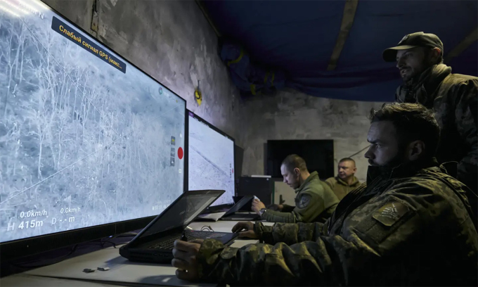 2022年12月、ドネツク州の地下基地でドローン映像を観察するウクライナ軍兵士たち。写真：AP