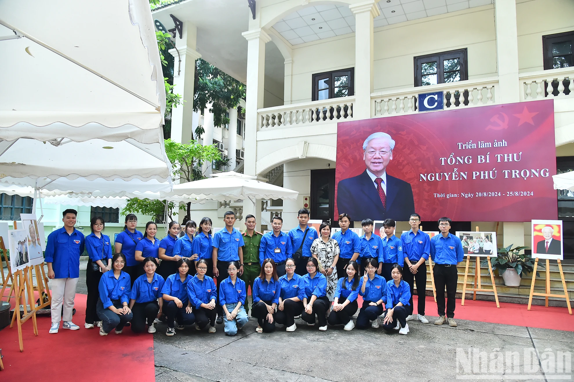 Youth Union members of Dong Hoi commune visit the photo exhibition 