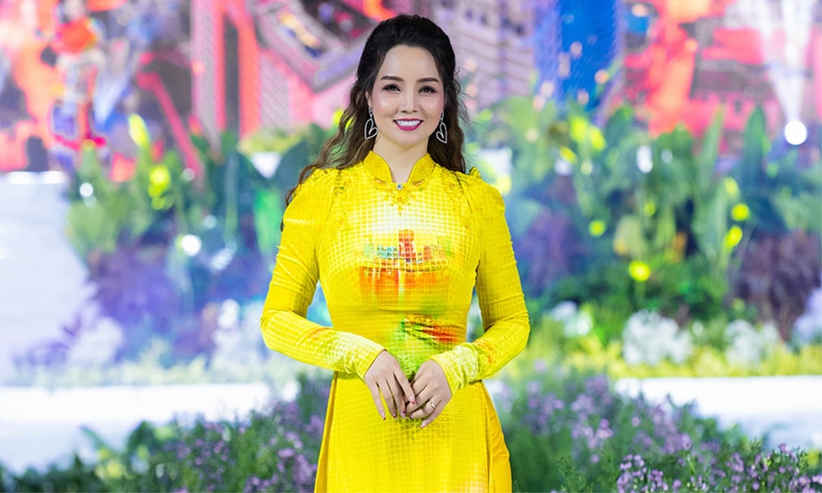 Mai Thu Huyen gracefully performs at the opening ceremony of the 2023 Ho Chi Minh City Ao Dai Festival