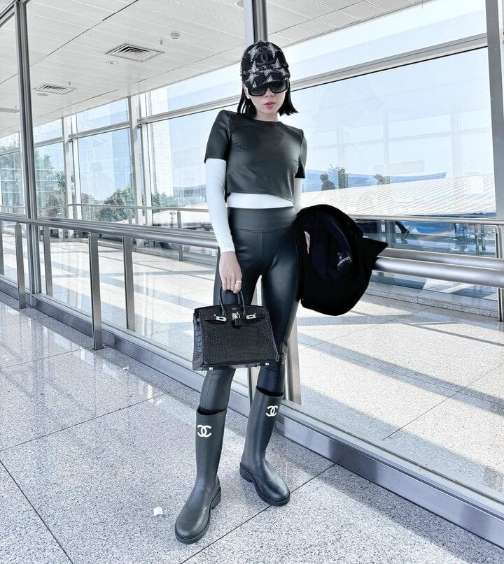 In one appearance, Le Quyen wore a tight-fitting designer outfit, paired with black glasses and a crocodile leather bag. However, the audience commented that the overall outfit and accessories did not match.