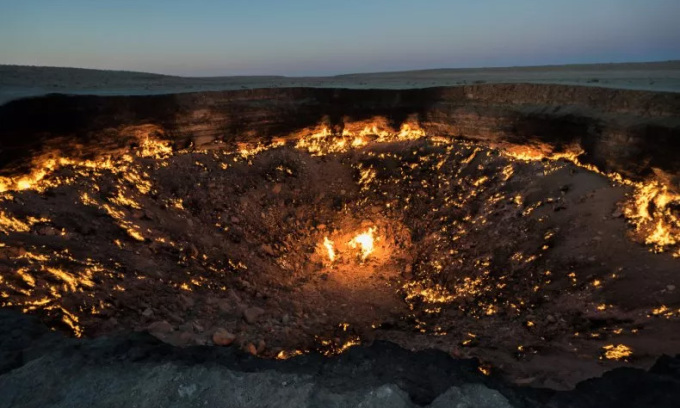 Darvaza Crater ដែលត្រូវបានគេស្គាល់ថាជាច្រកទ្វារទៅកាន់ឋាននរករបស់ Turkmenistan ។ រូបថត៖ Giles Clarke