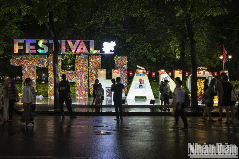 Hanoi Herbstfest 2024: Besucher sind bewegt, wenn sie historische Momente wiedererleben. Foto 2