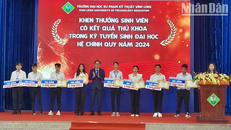 Vinh Long University of Technical Education achieved domestic and international standard accreditation for 17 training programs photo 3