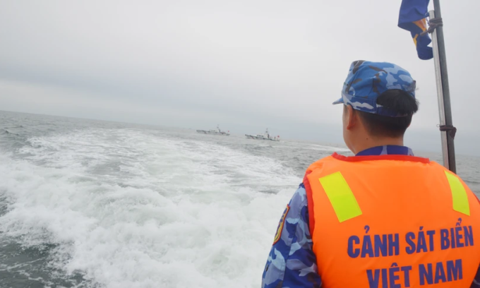 Les garde-côtes vietnamiens patrouillent en mer. Photo : VNA