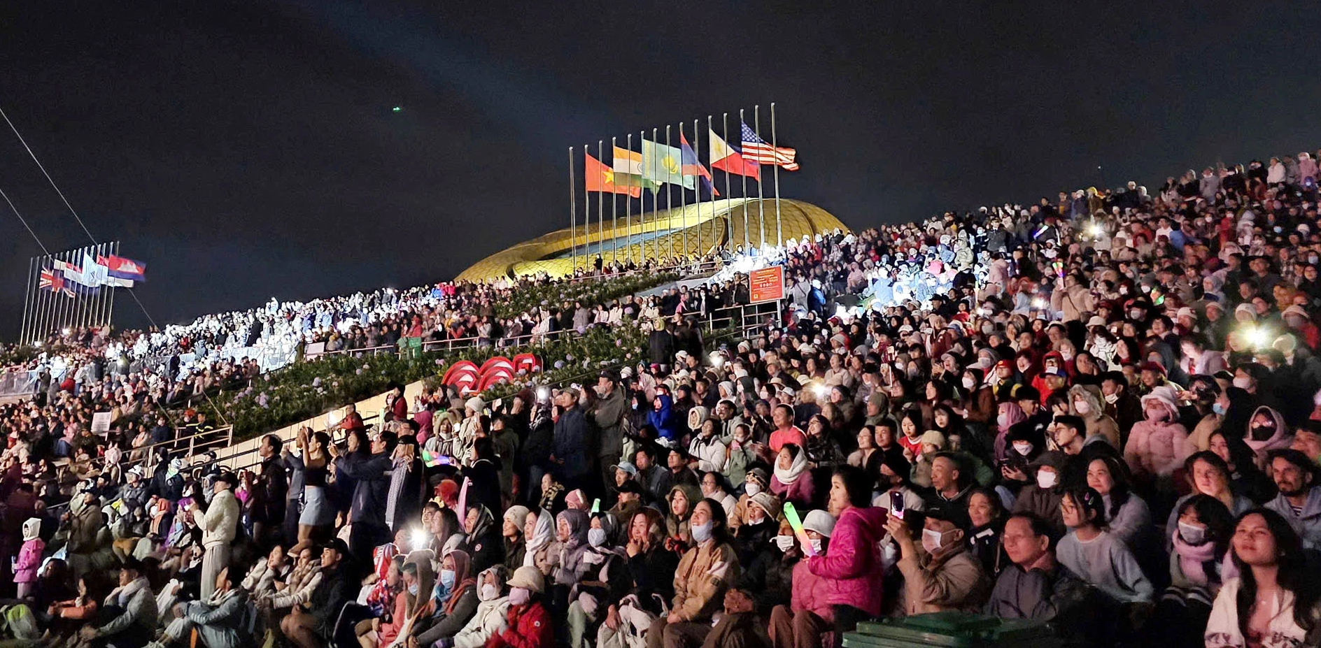 ダラットの観客約2万人が国際的なスターの音楽の夜に熱狂した（写真3）