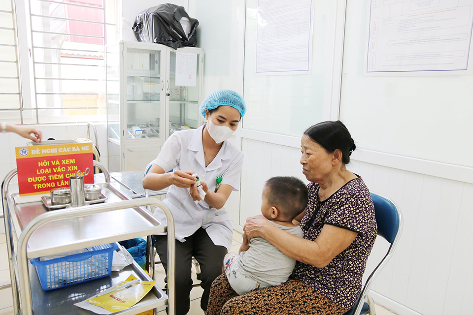 Das medizinische Personal der Gesundheitsstation der Gemeinde Minh Cuong im Bezirk Thuong Tin informierte die Familien vor der Impfung über die Art des Impfstoffs, mit dem die Kinder geimpft werden.