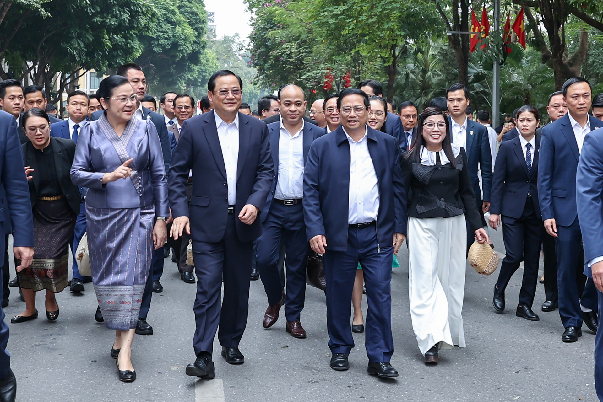 Thủ tướng Phạm Minh Chính, Thủ tướng Lào Sonexay Siphandone cùng hai Phu nhân thăm đền Ngọc Sơn, hồ Hoàn Kiếm- Ảnh 1.