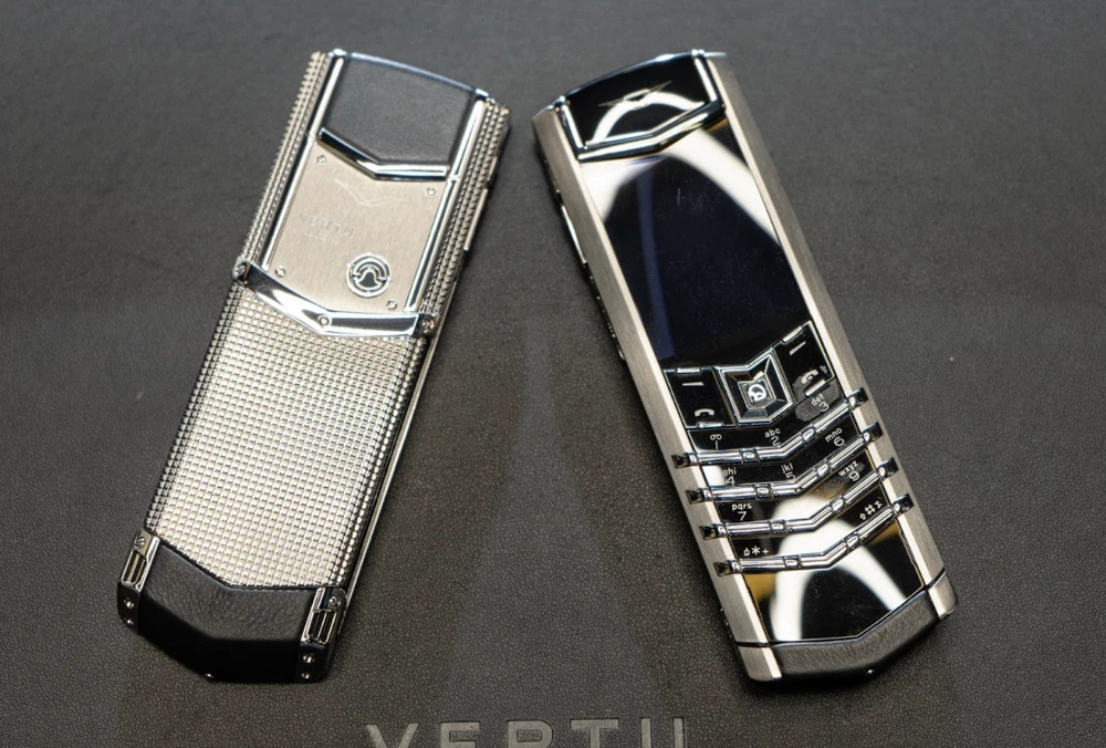 وعند وضع هاتفي Vertu Signature V 4G وVertu Signature S 2G جنبًا إلى جنب، يجد المستخدمون أيضًا صعوبة في التمييز بينهما.