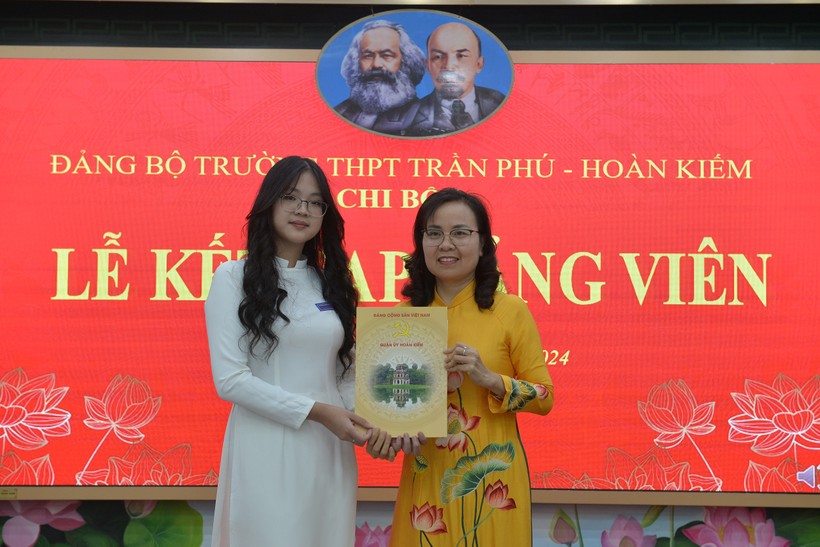 Hai nữ sinh xinh xắn trường THPT Trần Phú được kết nạp Đảng trước kỳ thi tốt nghiệp- Ảnh 5.