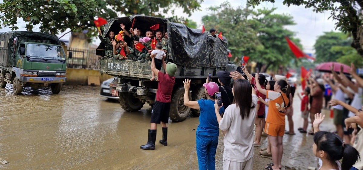 Người dân vùng lũ Yên Bái bịn rịn chia tay bộ đội