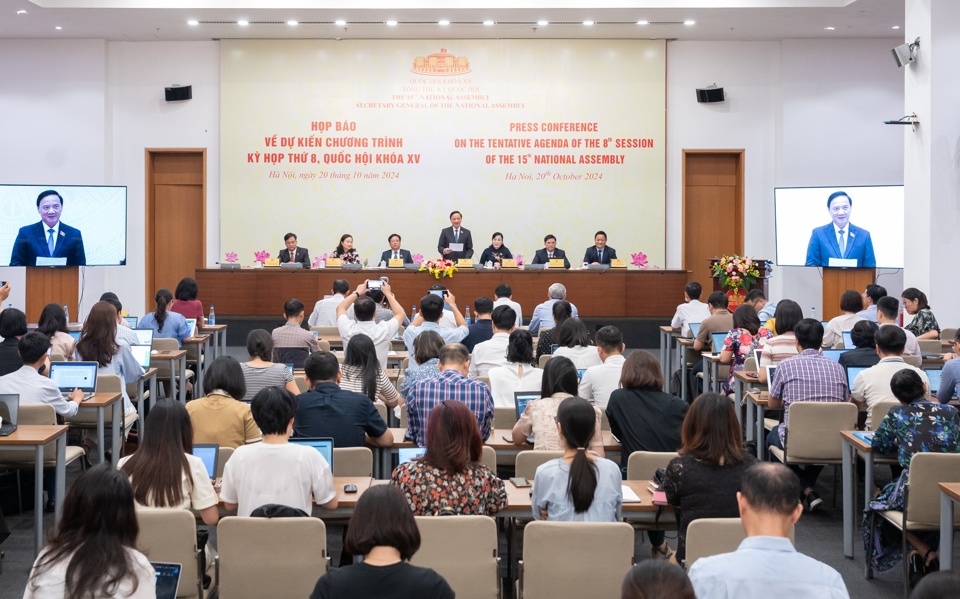 Der stellvertretende Vorsitzende der Nationalversammlung, Nguyen Khac Dinh, leitete die Pressekonferenz, um über das voraussichtliche Programm der 8. Sitzung der 15. Nationalversammlung zu informieren.