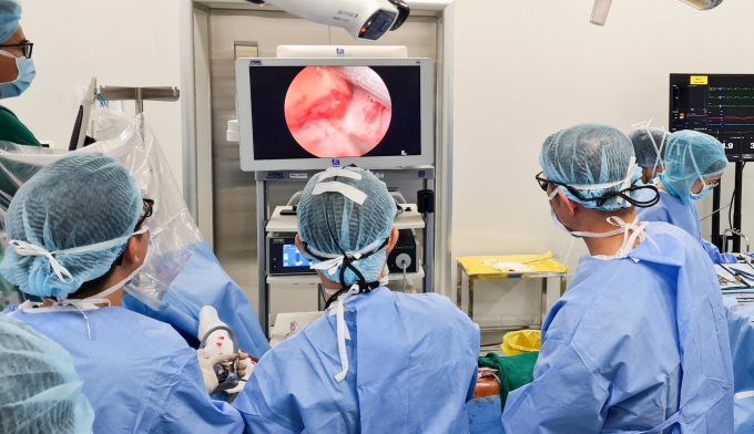 Endoskopische Chirurgen entfernen seltenes Herzklappenpapillom bei einem Patienten. Foto: Tam Anh Krankenhaus